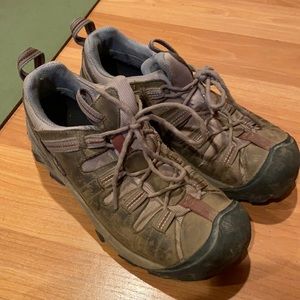 Keen 8.5 hiking shoes waterproof